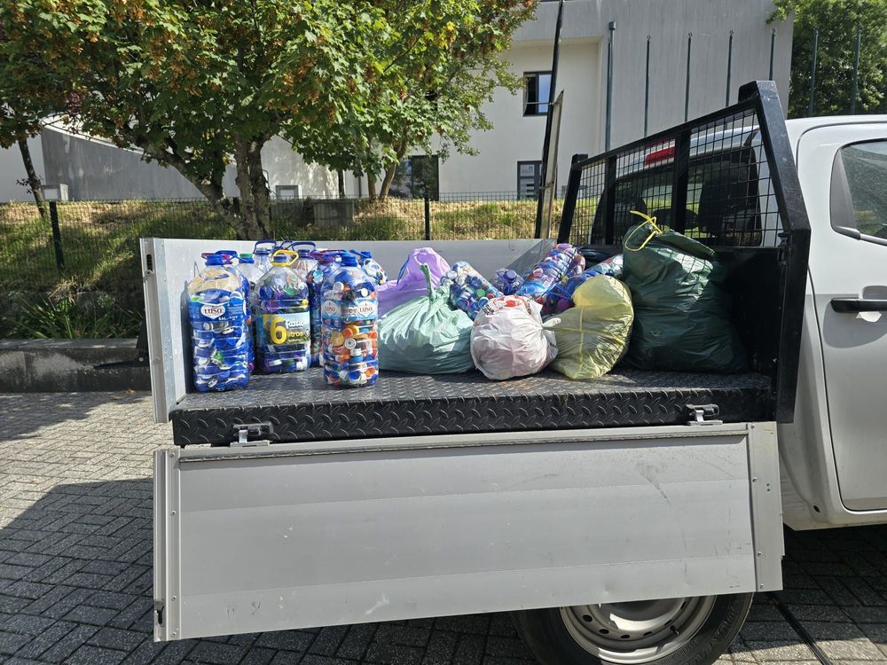 Comissão de Voluntariado do ISCE Douro e a Associação de Estudantes entregam tampinhas recolhidas junto da comunidade académica e local