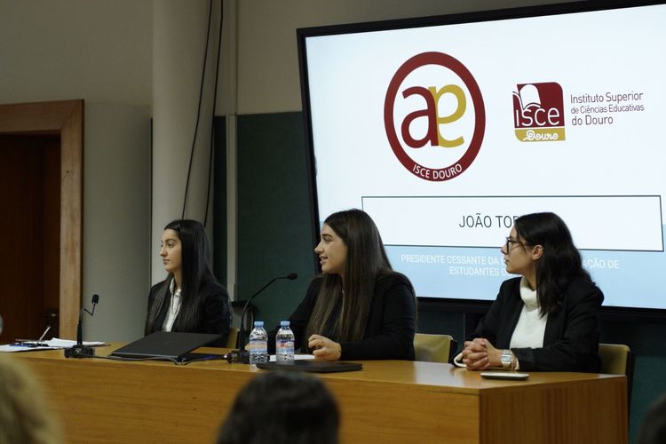 Tomada de Posse da Associação de Estudantes do ISCE Douro Foto 8