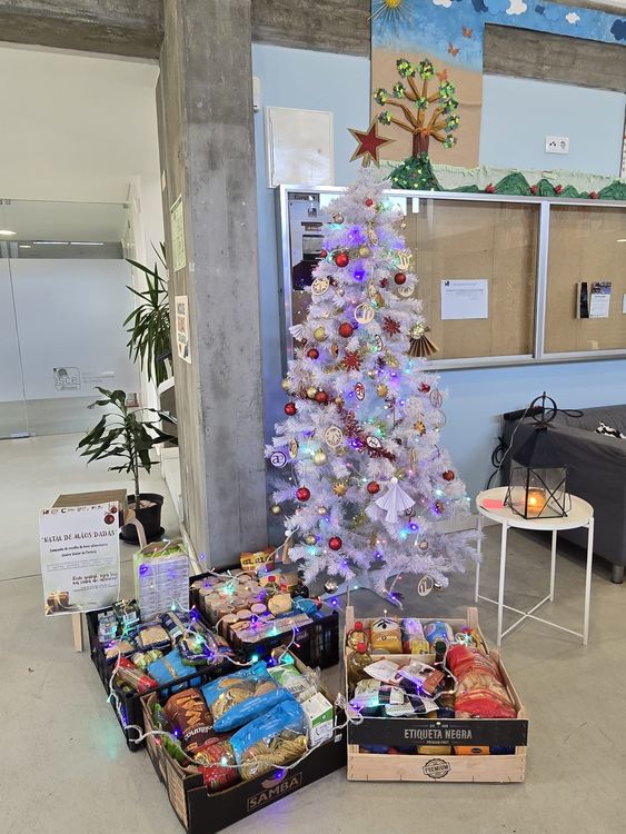 ISCE Douro entrega bens recolhidos na Campanha "Natal de Mãos Dadas" Foto 1